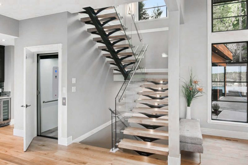 Kiểu nhà thang máy và thang bộ song song theo chiều dọc nhà Kiểu nhà thang máy và thang bộ song song theo chiều dọc nhà