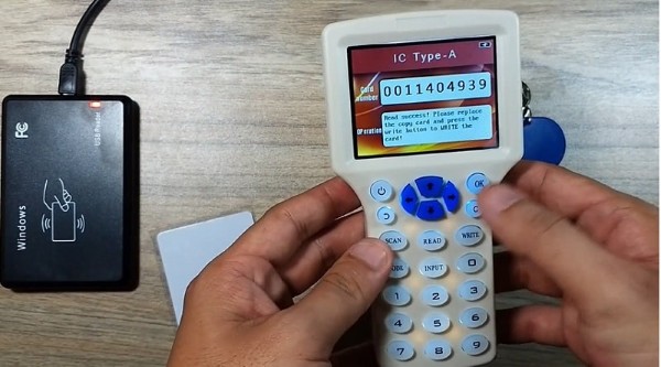 Sao chép thẻ từ thang máy bằng máy chuyên dụng Sao chép thẻ từ thang máy bằng máy chuyên dụng