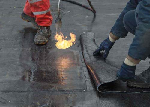 Dùng màng chống thấm (màng khò nóng) Dùng màng chống thấm (màng khò nóng)