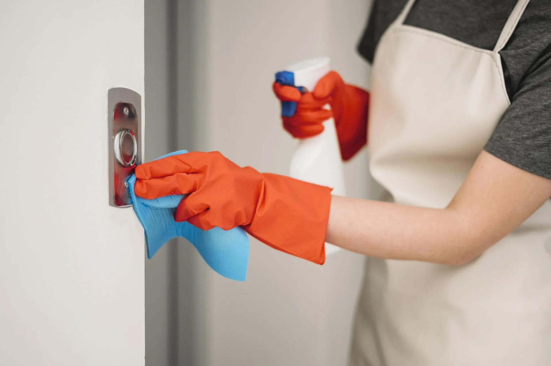 Vệ sinh nút bấm thang máy bằng khăn mềm