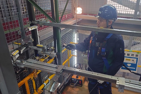 Quy trình lắp đặt, vận hành an toàn cho thang máy nâng hàng