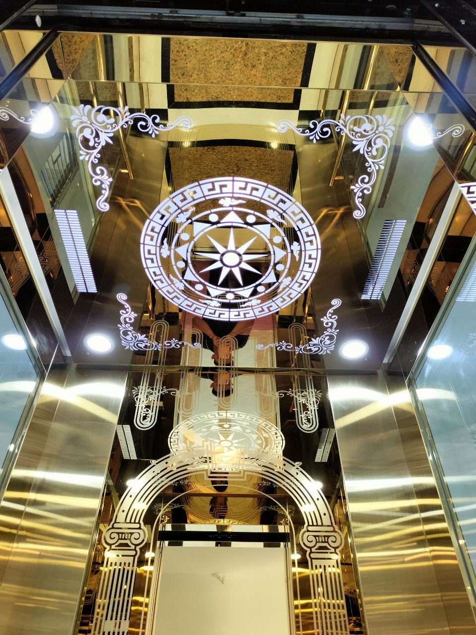 Mẫu cửa thang máy kết hợp ánh sáng LED Mẫu cửa thang máy kết hợp ánh sáng LED