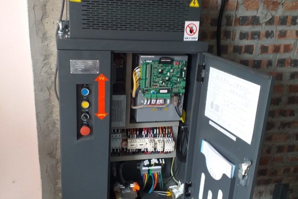 Tủ điều khiển của thang máy tải hàng
