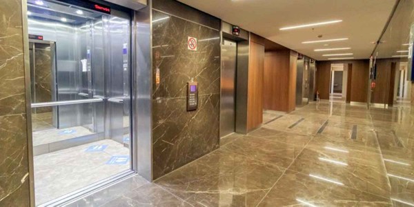 Thang máy tải khách hiện nay nổi bật với nhiều đặc điểm vượt trội