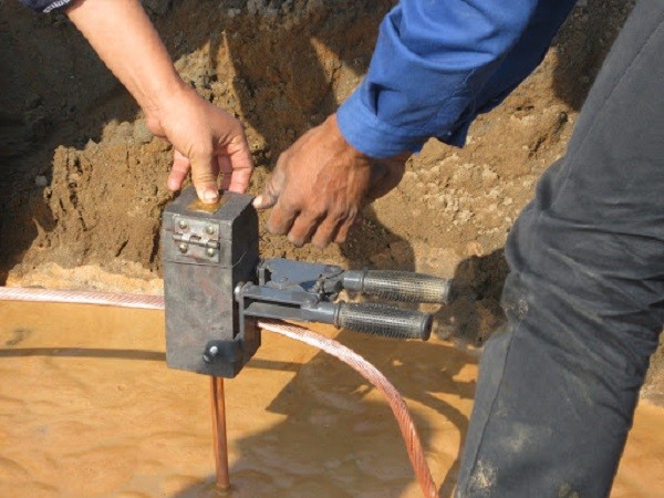 Thực hiện thi công đóng cọc tiếp địa