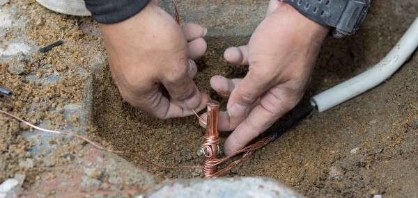 Nối dây dẫn từ cọc tiếp địa lên phòng máy thang máy