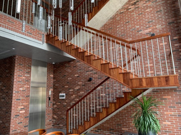 Cầu thang bộ kết hợp gỗ và kim loại