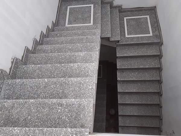 Cầu thang bộ bê tông ốp đá marble