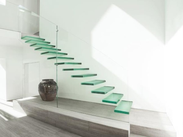 Cầu thang bộ kính cường lực trong suốt
