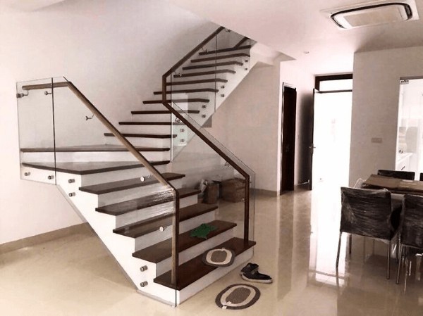 Mẫu cầu thang chữ L là lựa chọn phổ biến cho nhà phố