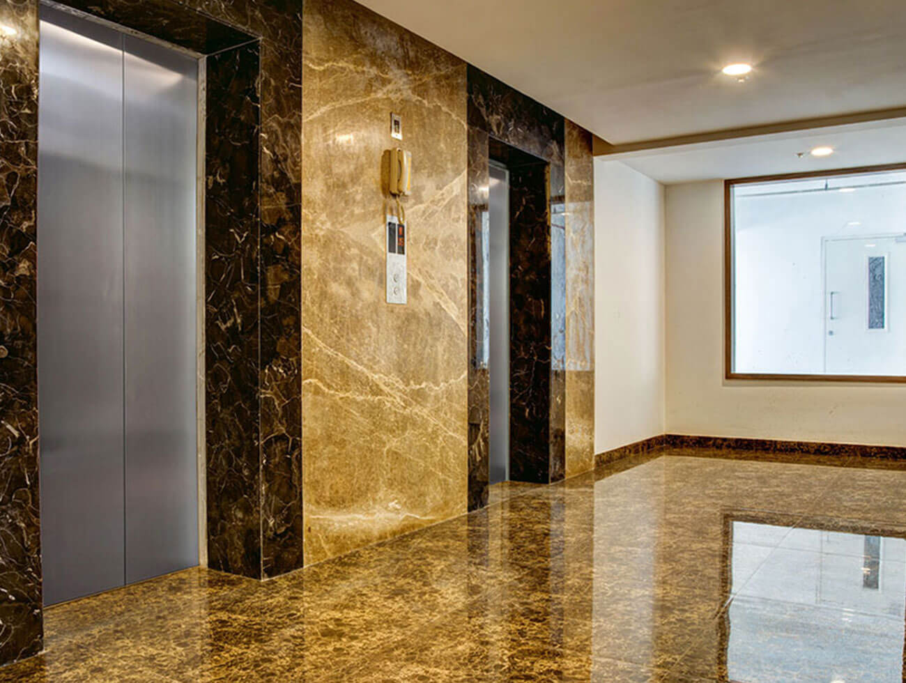 Sảnh thang máy ốp gạch cao cấp