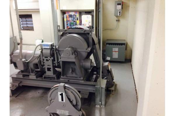 Tường, trần và hệ thống cơ điện trong phòng máy thang máy