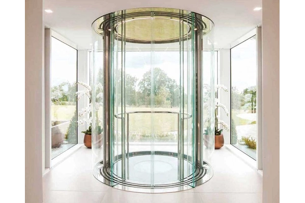 Sảnh thang máy vách kính sang trọng