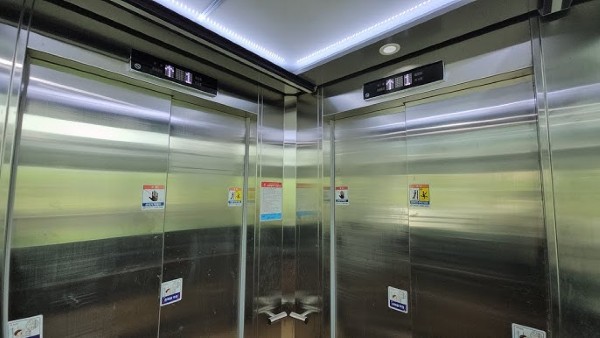 Thang máy 2 cửa trong các trung tâm mua săm giúp tăng hiệu quả di chuyển