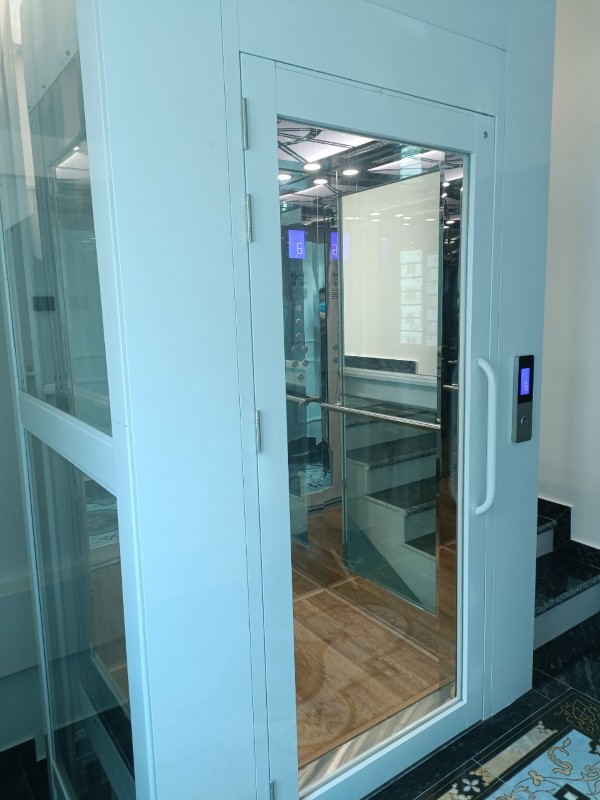 Thang máy cơ chế mở cửa bán tự động