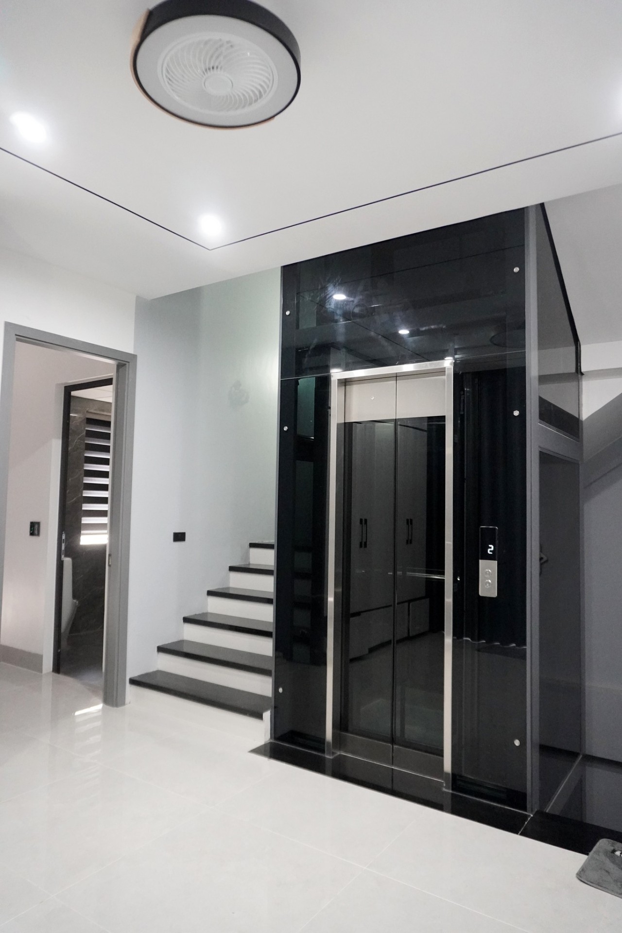 Mẫu cửa thang máy màu đen huyền bí Mẫu cửa thang máy màu đen huyền bí
