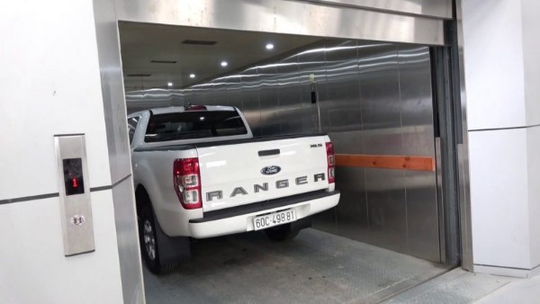 Hệ thống nút bấm, bàn điều khiển trong thang máy tải ô tô