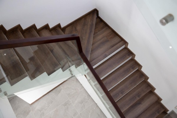 Mẫu chiếu nghỉ cầu thang hơi phong cách hiện đại, sang trọng Mẫu chiếu nghỉ cầu thang hơi phong cách hiện đại, sang trọng