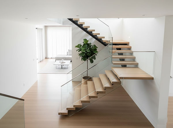 Mẫu chiếu nghỉ phong cách hiện đại với lan can kính Mẫu chiếu nghỉ phong cách hiện đại với lan can kính