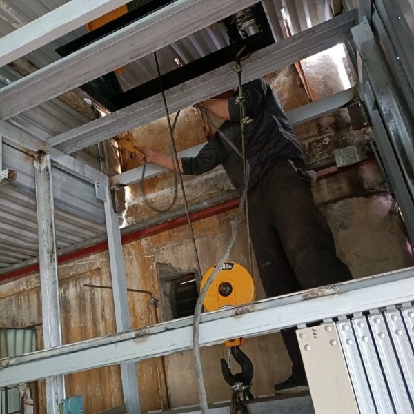 Những lưu ý khi chế thang máy bằng tời điện Những lưu ý khi chế thang máy bằng tời điện