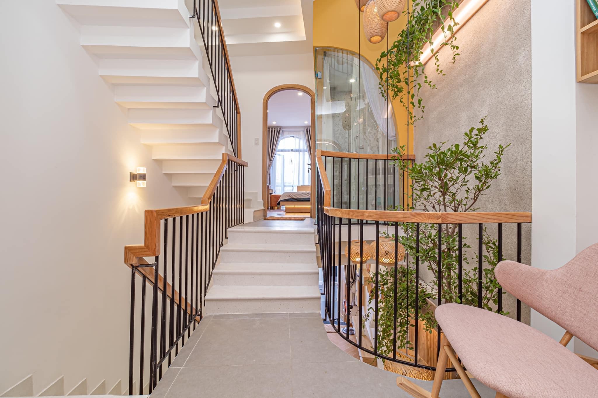 Lệch tầng có giếng trời thông thoáng Lệch tầng có giếng trời thông thoáng