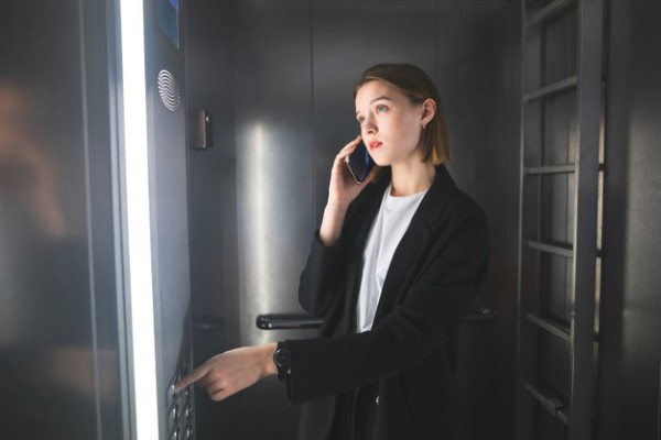 Tâm lý và phản ứng đầu tiên khi thang máy đột ngột mất điện Tâm lý và phản ứng đầu tiên khi thang máy đột ngột mất điện