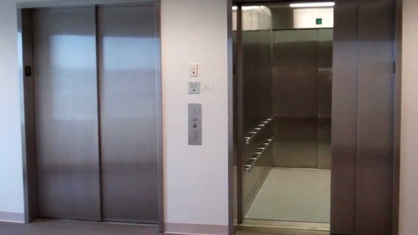 Thang máy cửa lùa