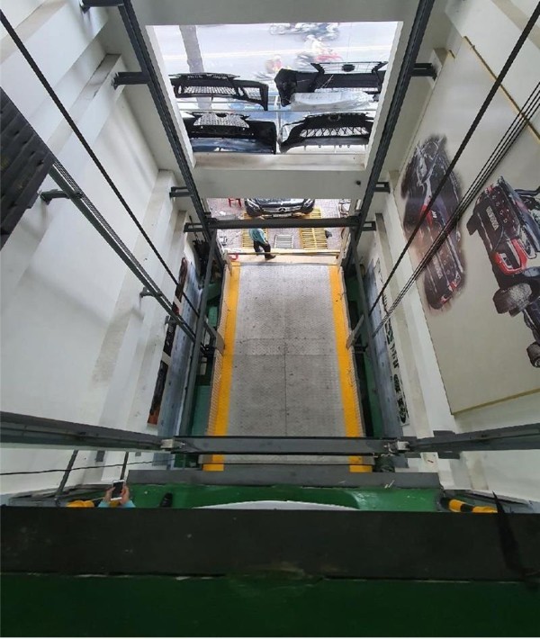 Thang máy ô tô cáp kéo sử dụng hệ thống motor kéo kết hợp với cáp thép