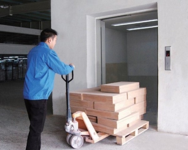 Thang máy tải hàng kèm người đi là gì?