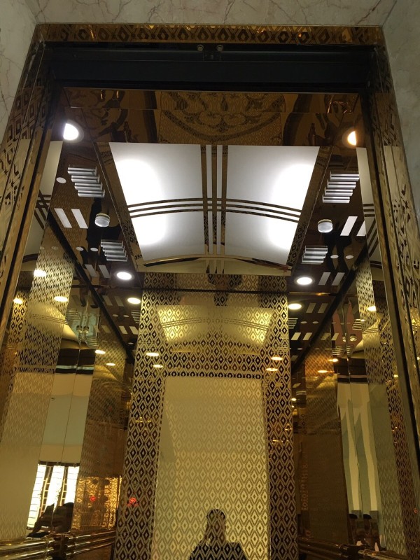 Thang máy tích hợp hệ thống đèn LED trang trí