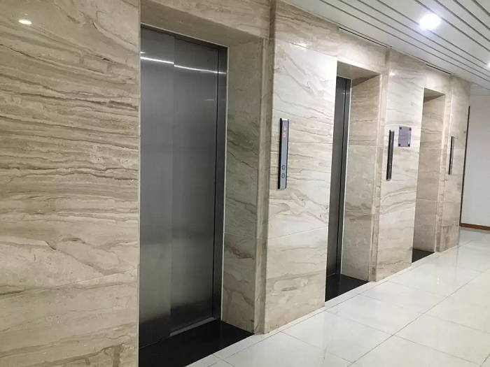 Đá ốp thang máy gia đình giúp nâng cao thẩm mỹ và độ bền của nộ