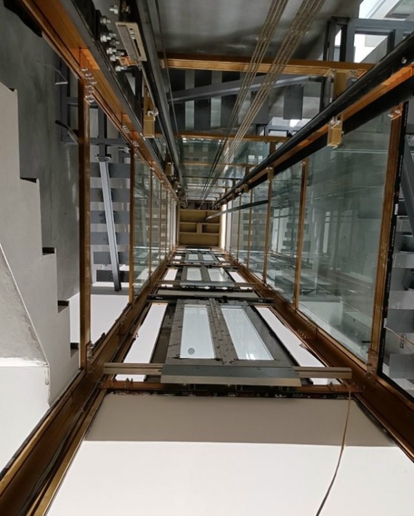 Những yếu tố cần lưu ý khi thi công hố thang máy lồng kính